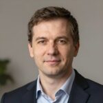 Профессиональный портрет уверенного адвоката на нейтральном фоне для оформления наследства в компании Беляев Адвокат