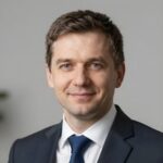 Портрет уверенного адвоката компании Беляев Адвокат для оформления наследства на нейтральном фоне